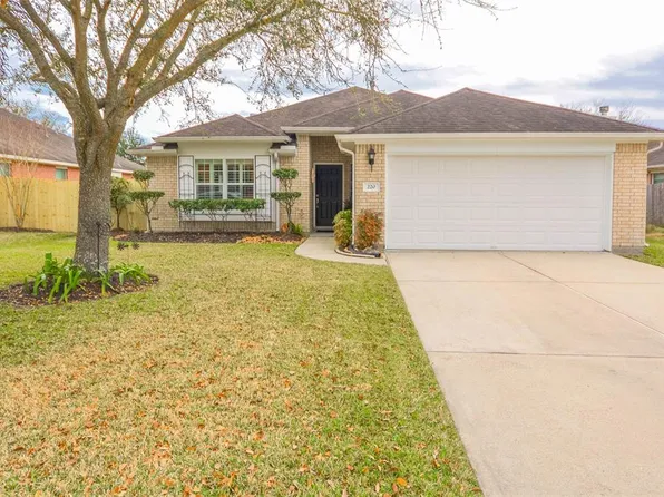 220 Colony Lake Ln, Dickinson, TX 77539