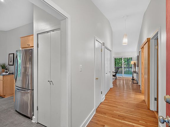 4th image of 614 Hatch Rd