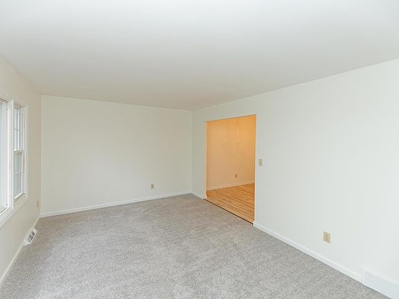 5th image of 14 Baltusrol Dr
