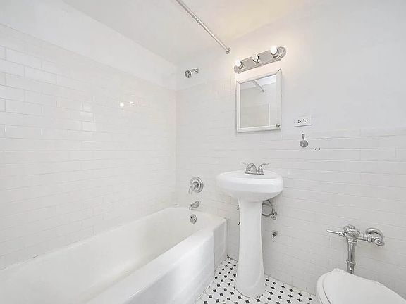 3rd image of 19 Hamilton Ter APT 5M