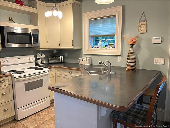3rd image of 105 Gordon St