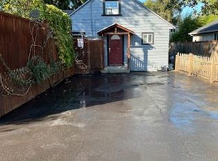 93 E Hillcrest Dr, Eugene, OR 97404