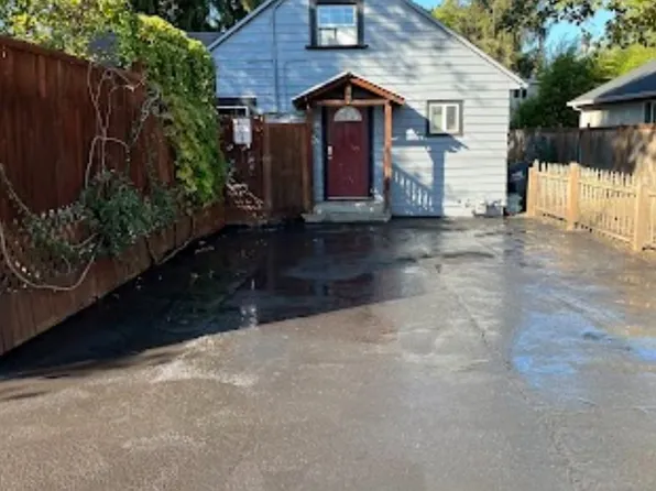 93 E Hillcrest Dr, Eugene, OR 97404