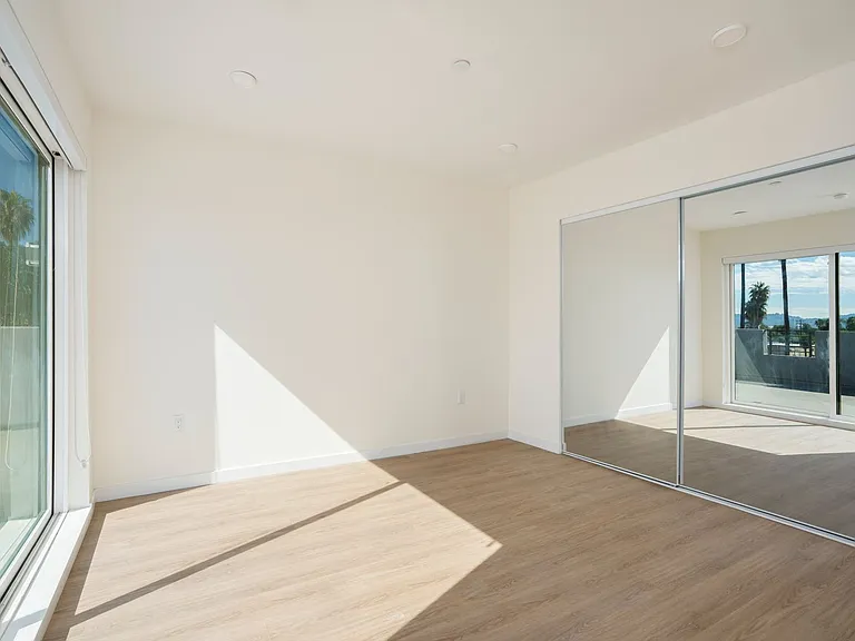 Brand New Luxury Homes! W/D, Balcony & Parking! — Photo 40