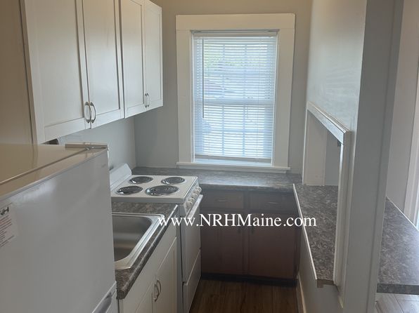 68 Pleasant St #10, Auburn, ME 04210