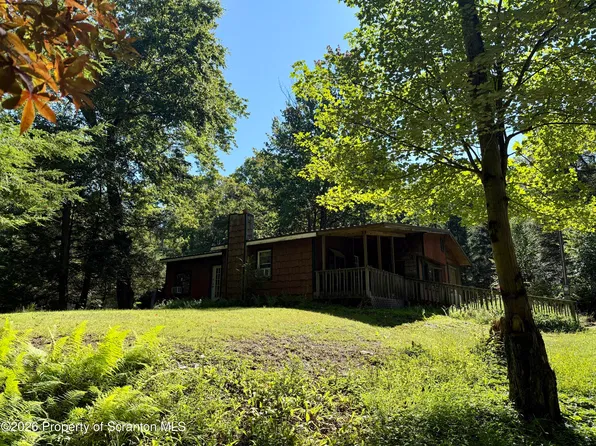 109 Sandspring Ln, Greentown, PA 18426