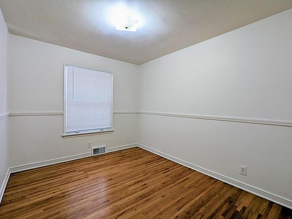 5th image of 902 Sherwood Ave