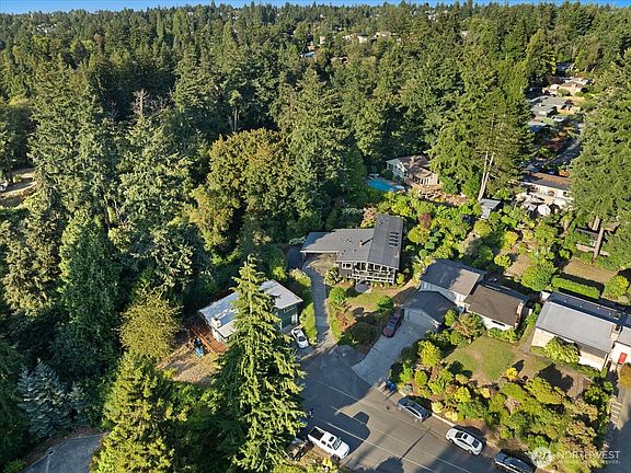 4th image of 11808 Marine View Drive SW