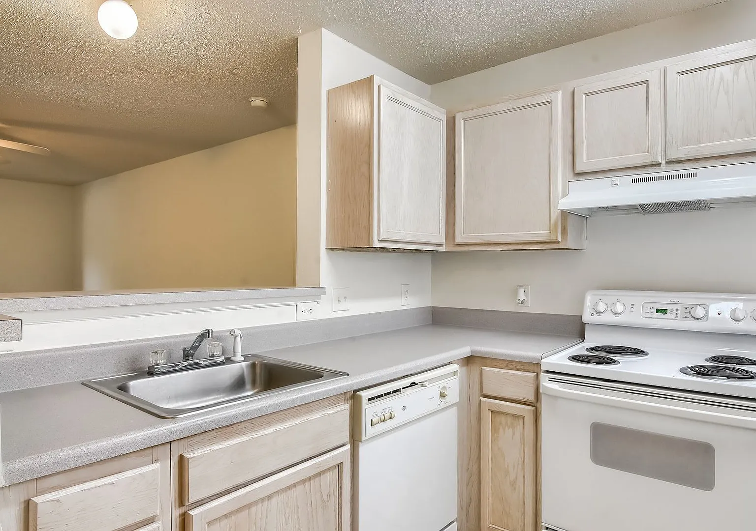 3 Bedroom condo in Raleigh — Photo 3