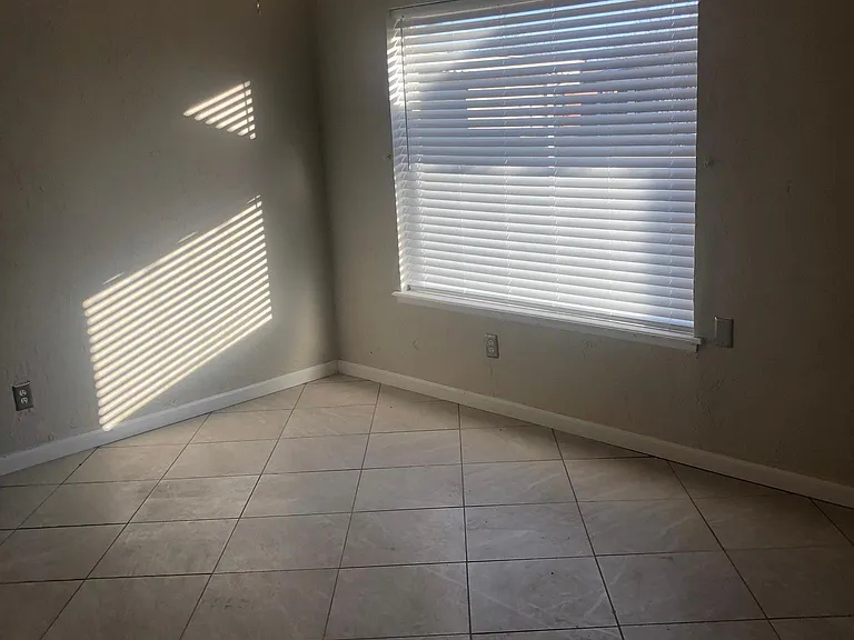 809 NW 17th St — Photo 3