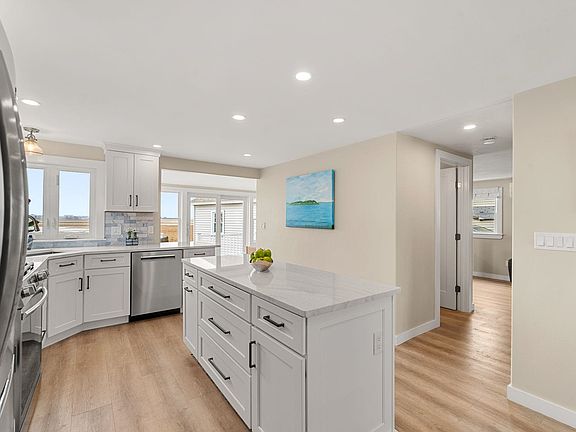 3rd image of 543 Winnacunnet Road