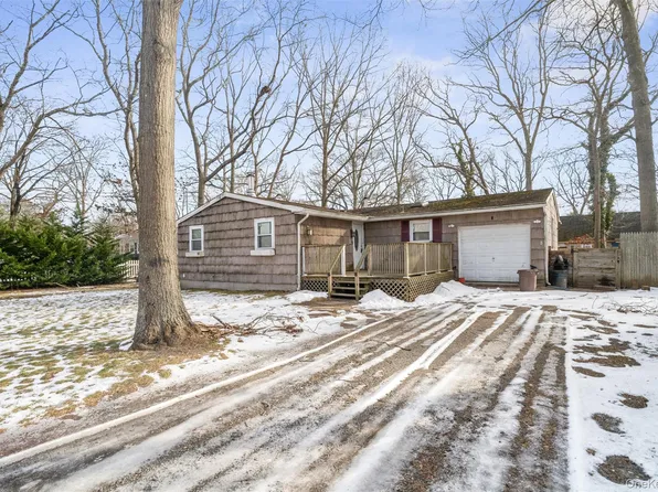 4 Laurel Lane, Shirley, NY 11967