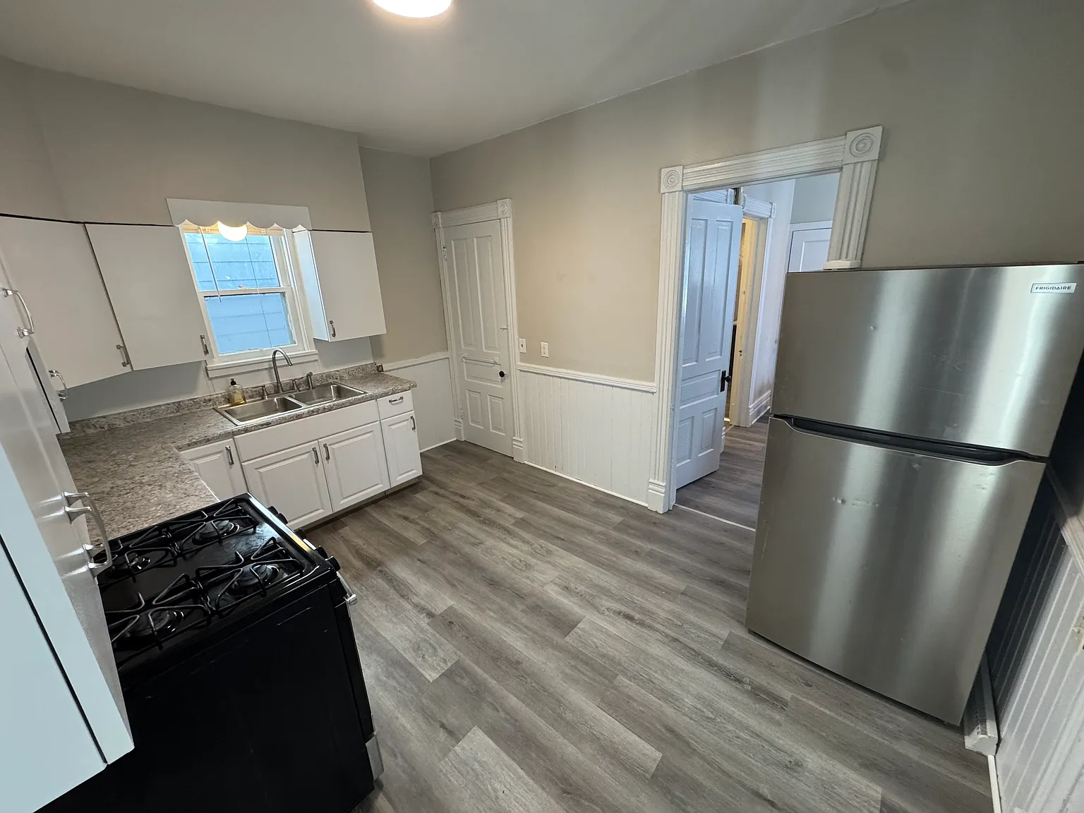 1018 Oak St — Photo 3