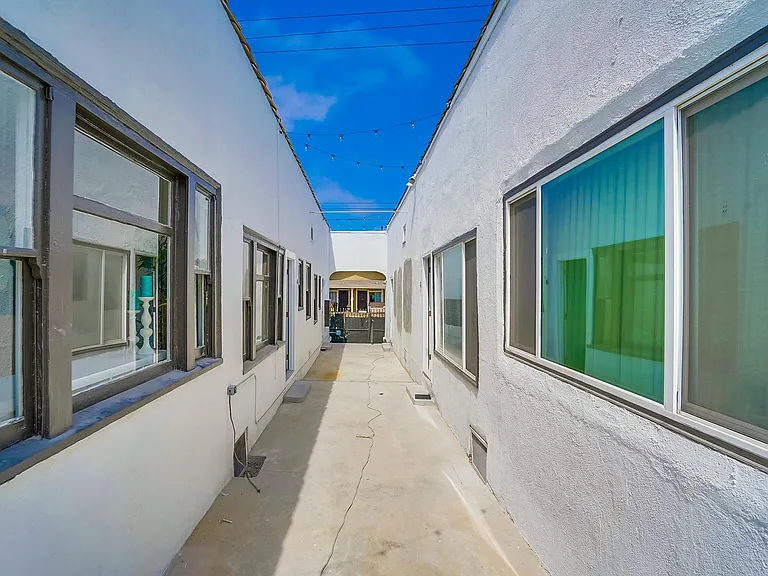 1208 Daisy Avenue — Photo 1