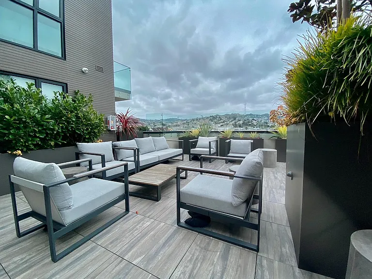 799 S Van Ness Ave — Photo 6