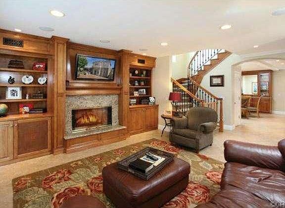 3rd image of 718 Larkspur Ave