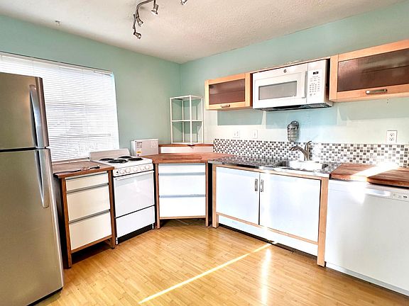 2nd image of 225 8th Ave NE #1/2