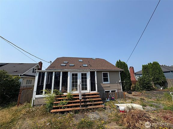 3rd image of 2571 Rainier Avenue