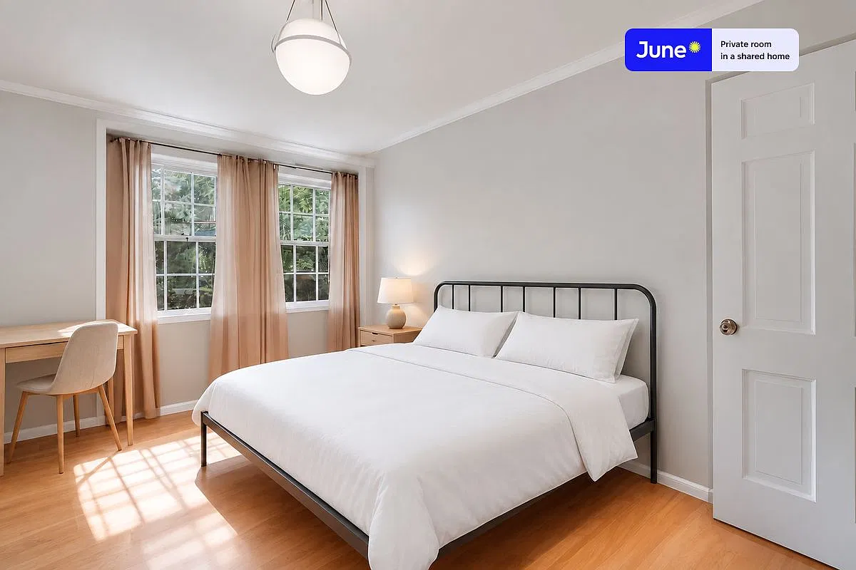 Queen bedroom in 7 bed/4 bath home in Southwest Waterfront #526 F — Photo 1