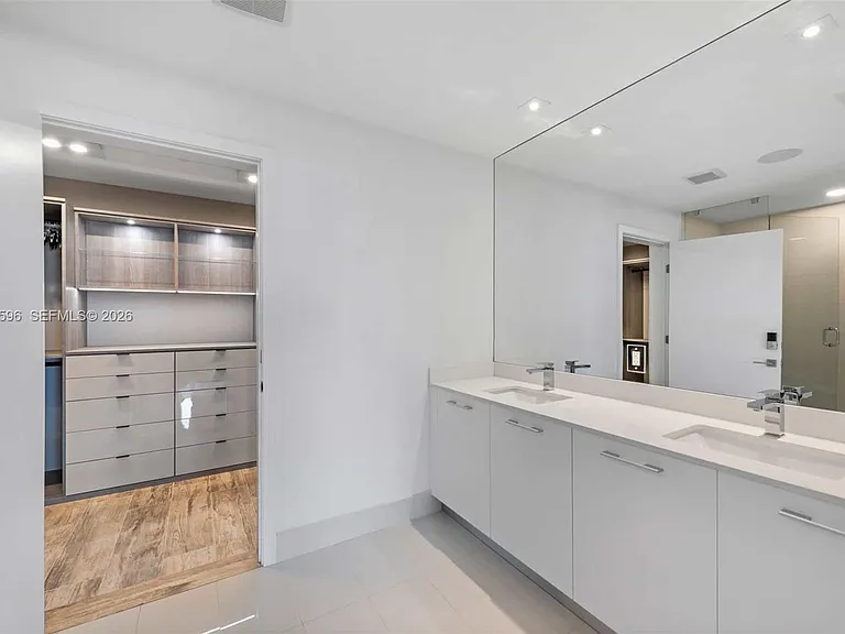 650 NE 32nd St #Penthouse 5201 — Photo 24