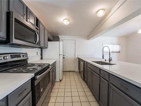 3rd image of 2052 Palma Vista Ave