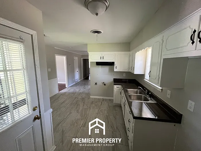1352 Winfield Ave — Photo 9