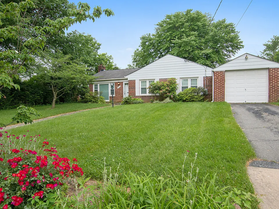 9702 Bellevue Dr