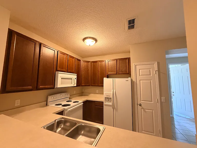 10325 Regent Square Dr #605 — Photo 4