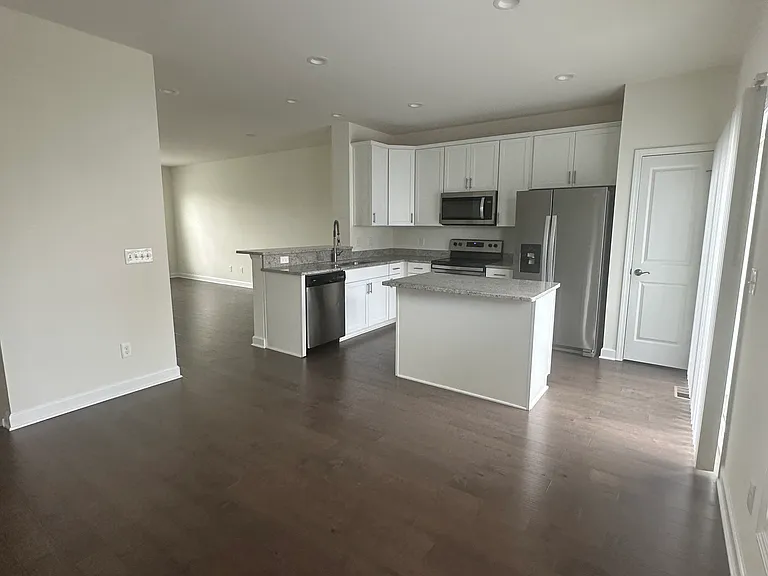 435 John Adams Dr — Photo 5