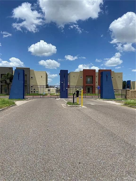 2 bed, 2.5 bath, 4740 sqft, $1,100 — Photo 2