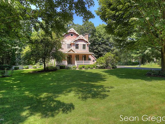 3rd image of 5801 Woodbriar Dr NE