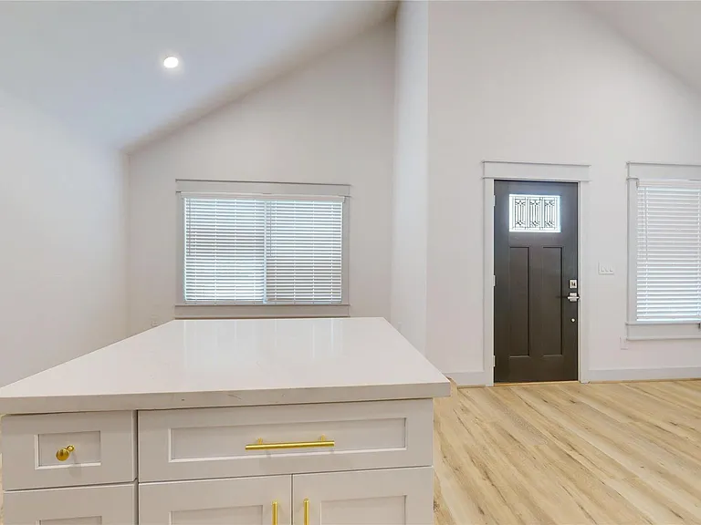 4305 Rogers St — Photo 17