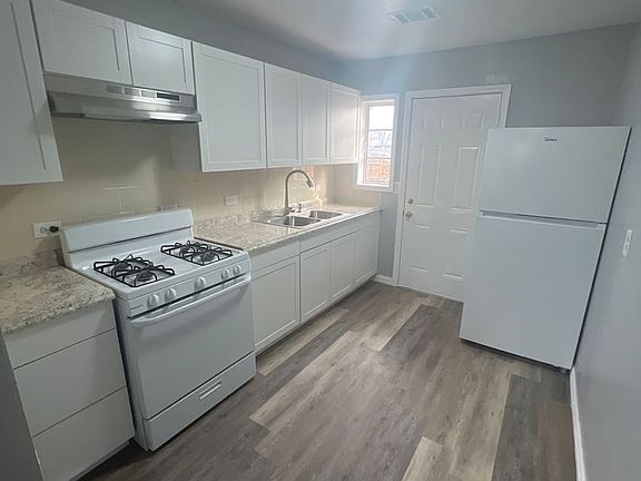3rd image of 3003 Curtis Dr #A