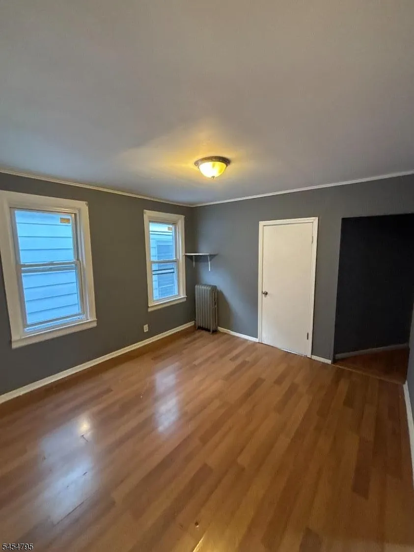 3 bed, 1.0 bath, 9999 sqft, $2,400 — Photo 3