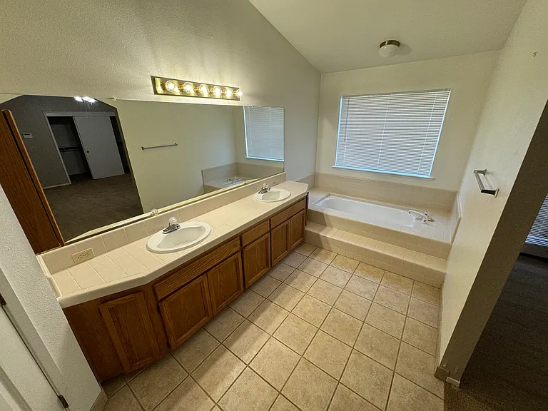 8357 N Barton Ave — Photo 13