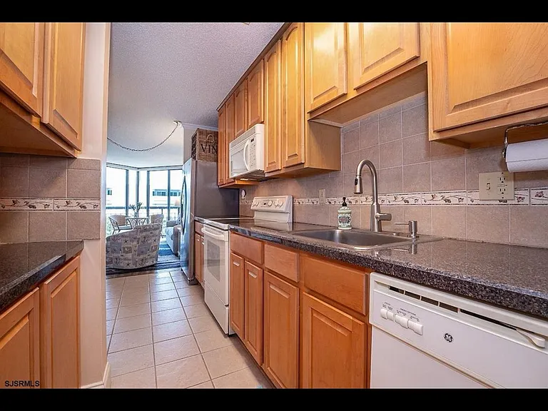 935 Ocean Ave #528 — Photo 3