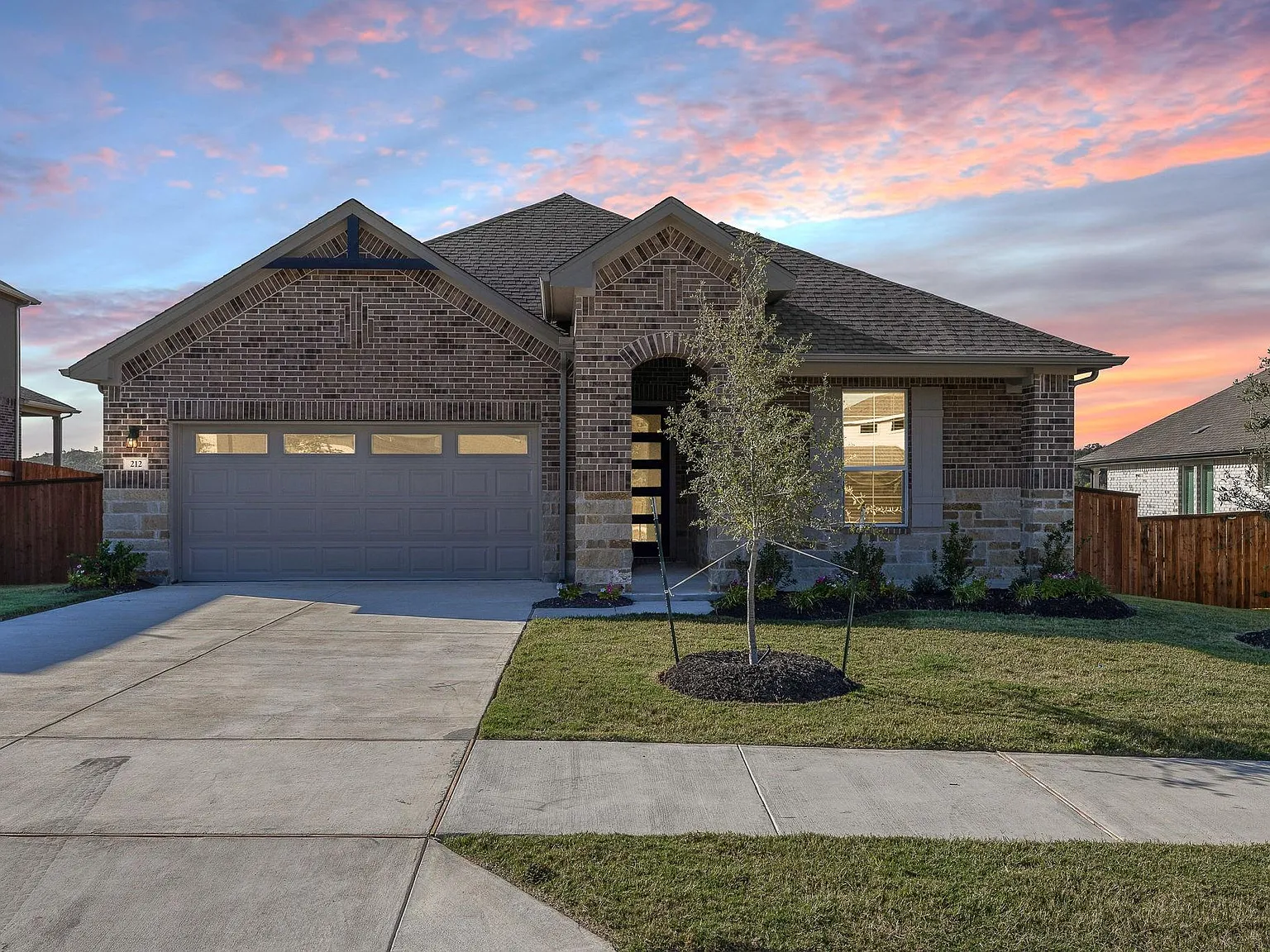 4 bed, 2.0 bath, 2204 sqft, $2,500 — Photo 2