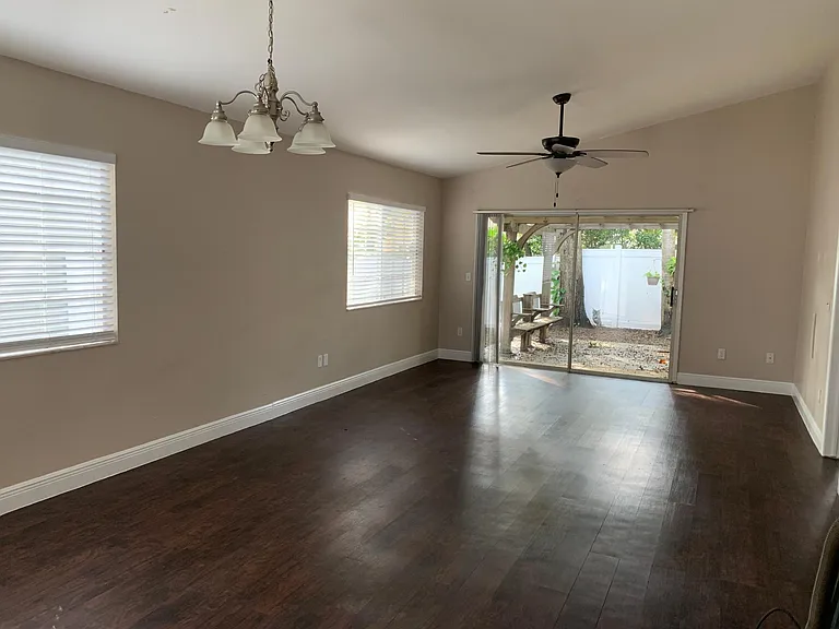517 Harvard Pl — Photo 4