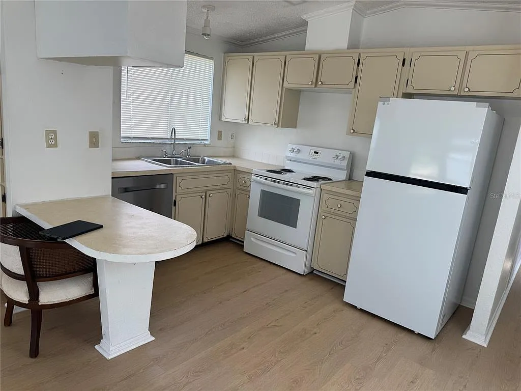 2 bed, 2.0 bath, 940 sqft, $1,200 — Photo 3