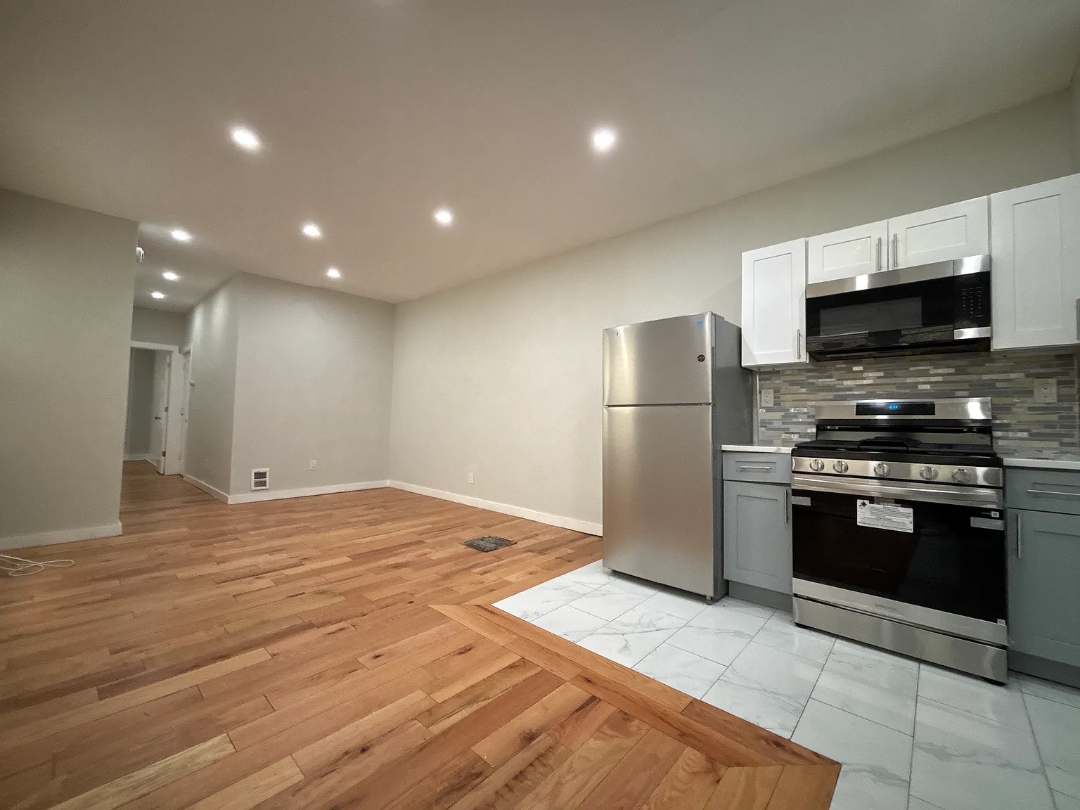 3 bed, 1.5 bath, 1200 sqft, $1,985 — Photo 2