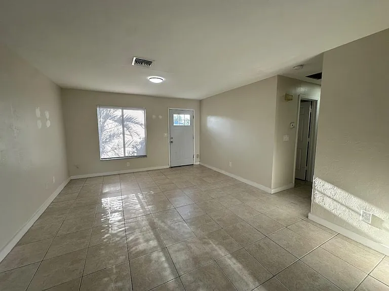 741 NE 7th Pl — Photo 3