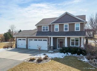 W8087 Lundeen Dr, Hortonville, WI 54944