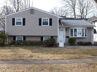 194 Oakwood Dr, Fairfield, CT 06824