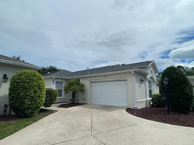 2909 Meadow Lawn Ln — Photo 2