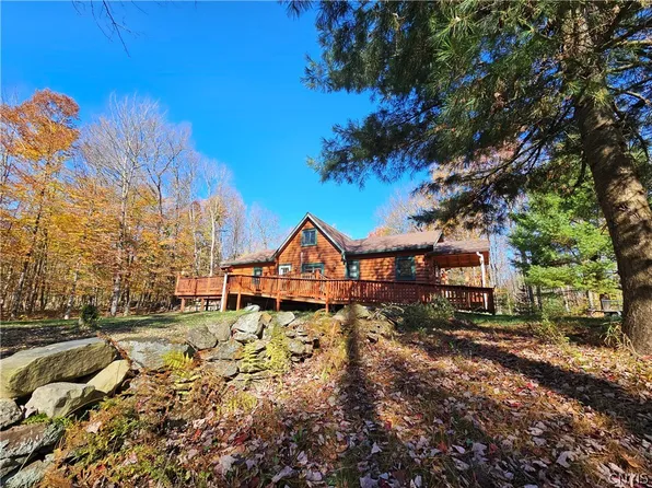 8 N Hillsborough Rd, Camden, NY 13316