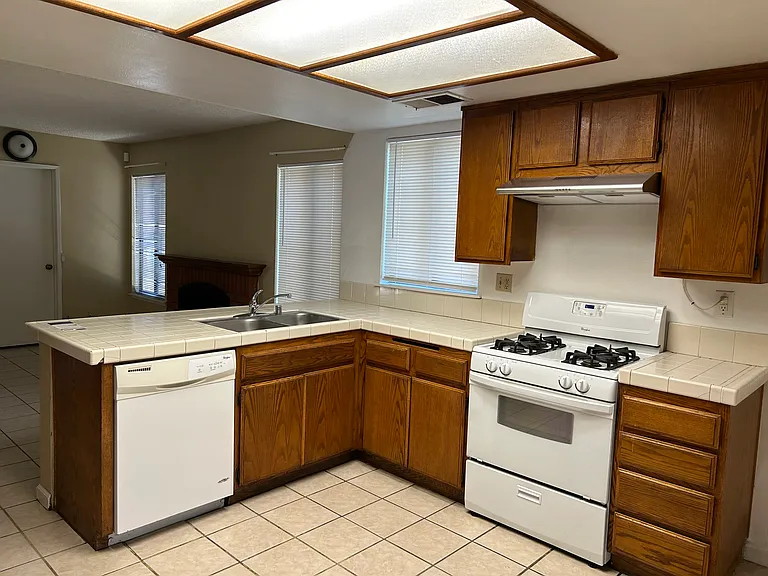 1569 Ruby Dr — Photo 2