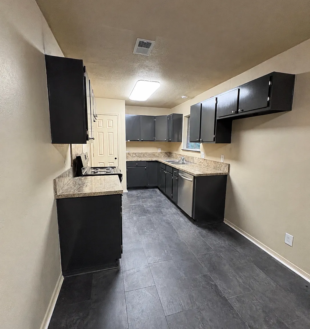3 bed, 942 sqft, $1,420 — Photo 3