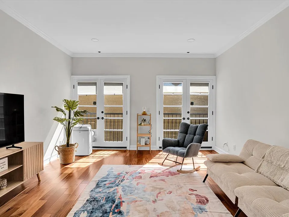 W 22nd St