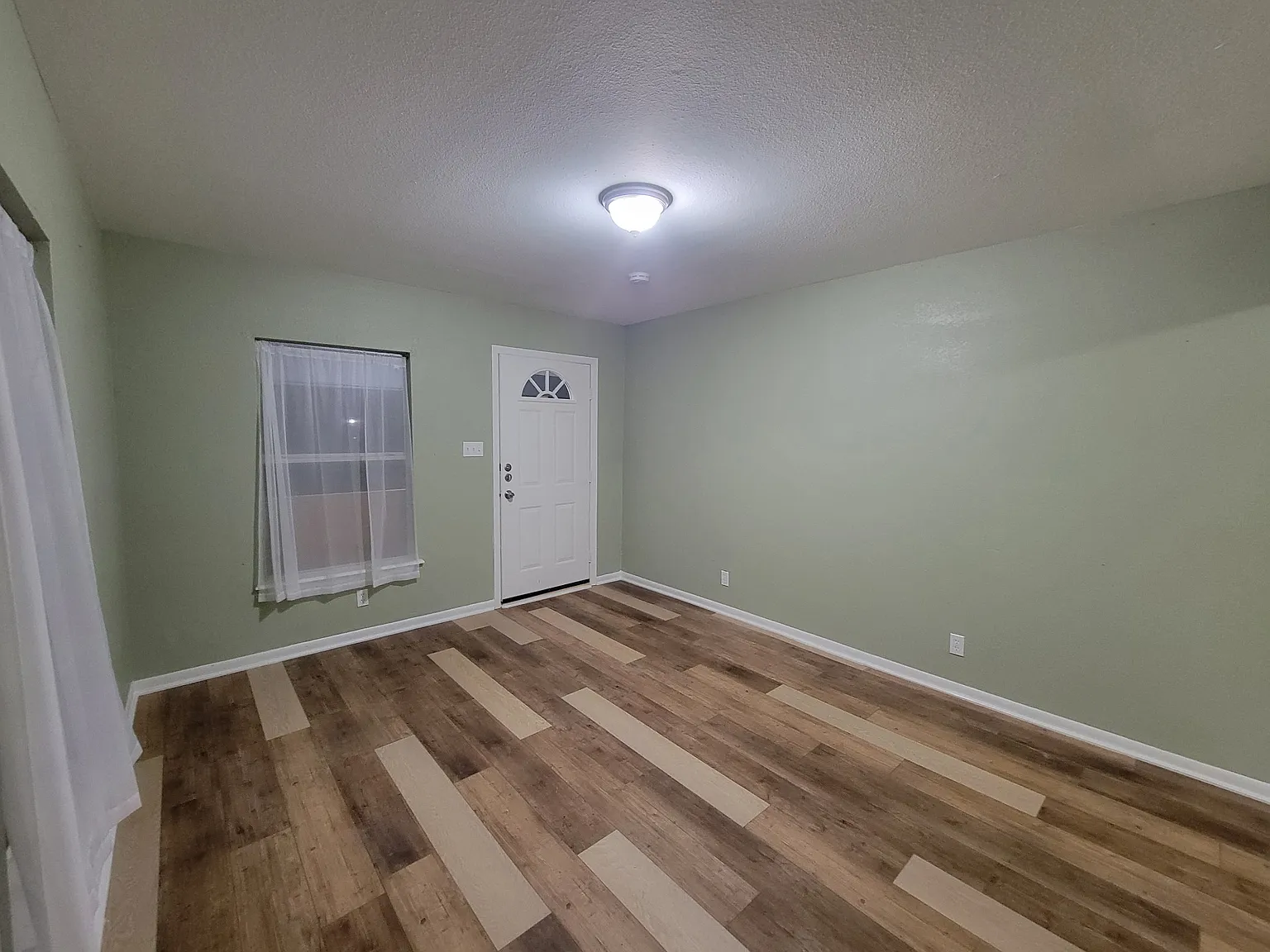 265 Rosebud Ln — Photo 2