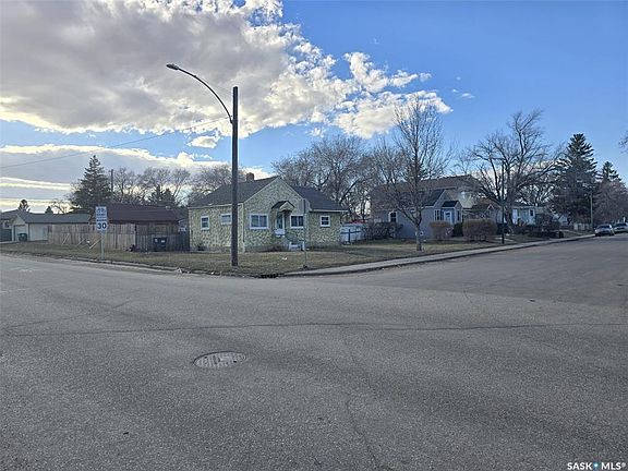 3rd image of 201 R AVENUE N